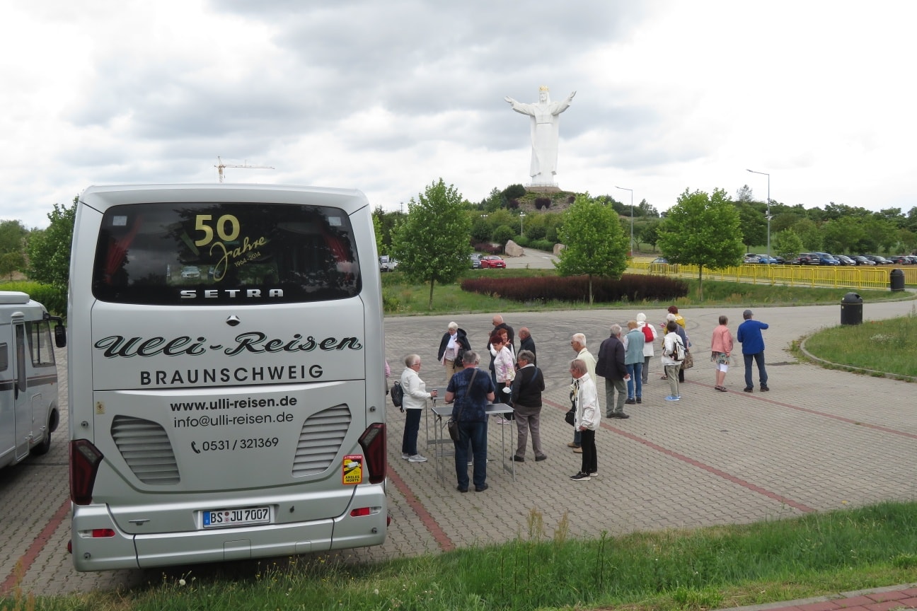 An der König-Christus-Statue in Schwiebus